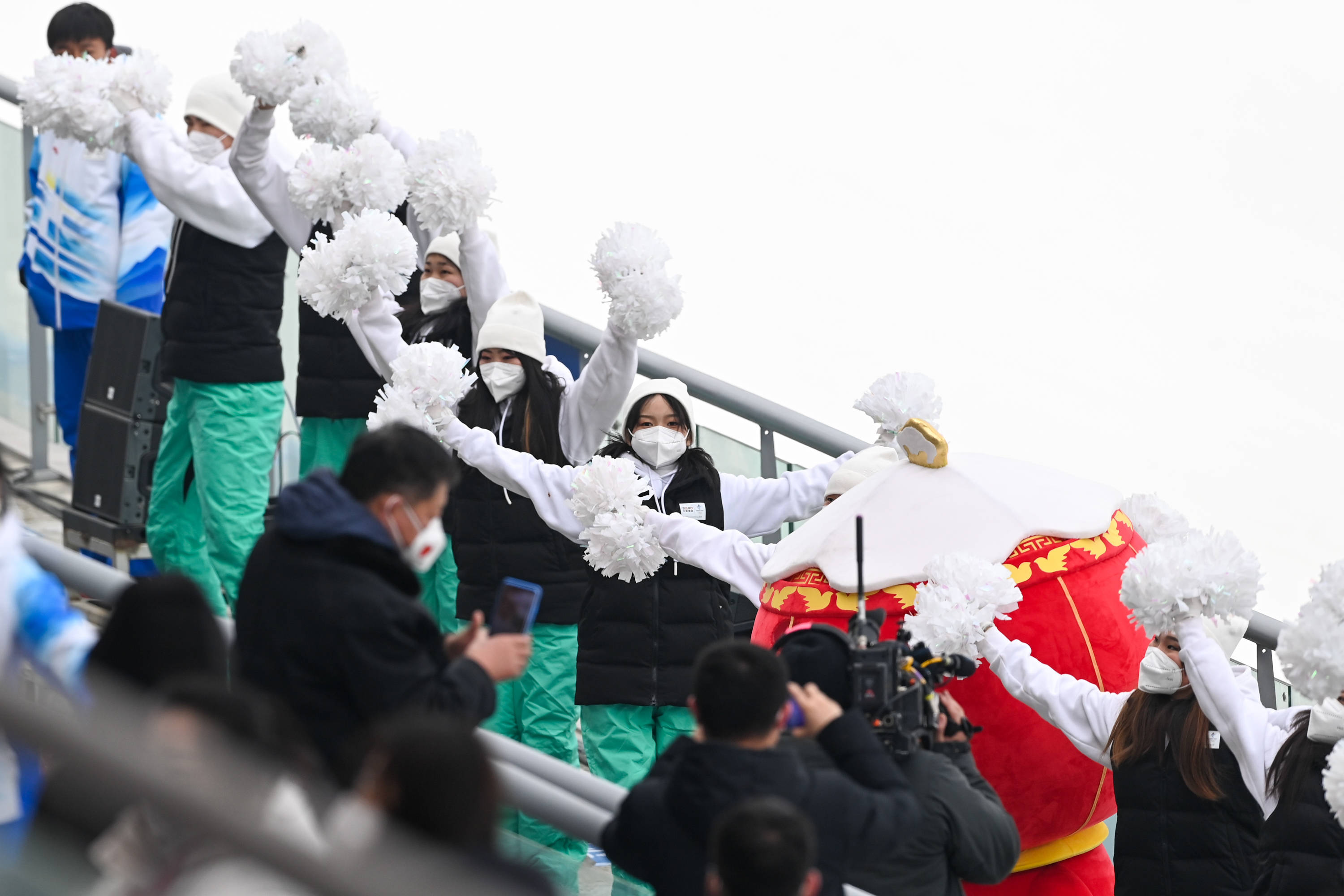 公牛前途光明！，莱万多夫斯基新星晋级下一阶段表现突出赛场气氛高涨(莱万多夫斯基转会巴萨)