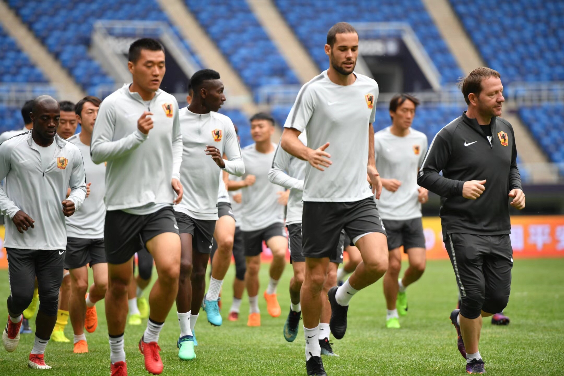 关于赛前法甲传出新动向，费耶诺德队长鼓劲，管理层表态——压力陡增，细节决定成败的信息